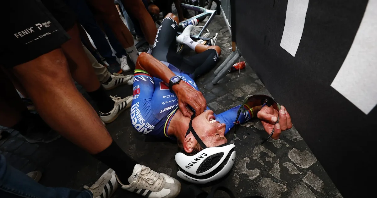 Van der Poel wint slotrit Tour de France na uitputtende sprint op Champs-Élysées