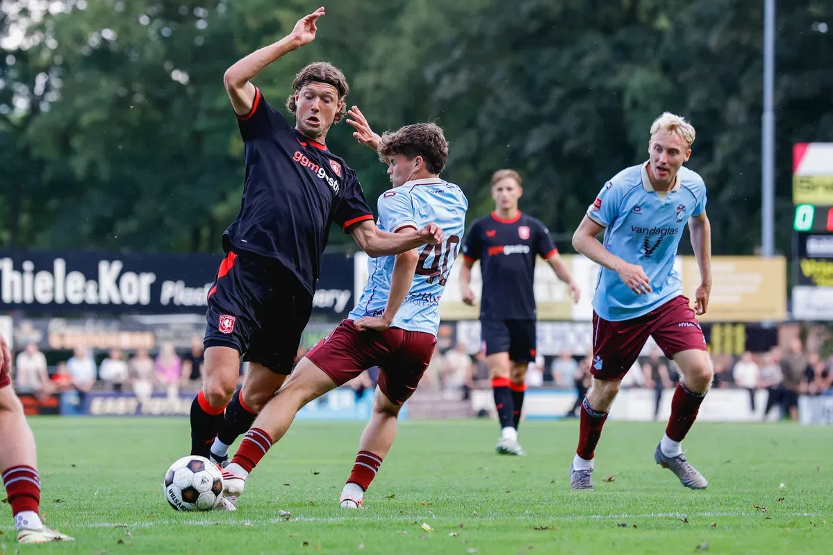 FC Emmen verliest oefenwedstrijd tegen FC Twente, geplaagd door virus en blessures