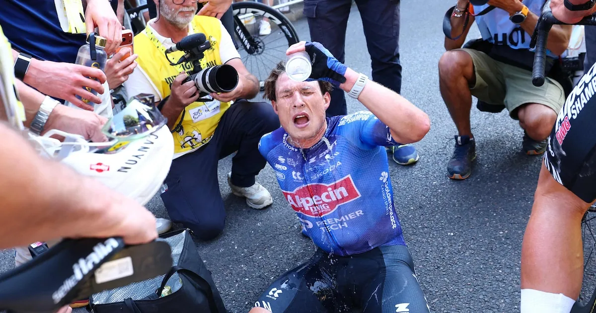 Philipsen sprint naar zege in chaotische etappe; Kooij derde, Pluimers vijfde