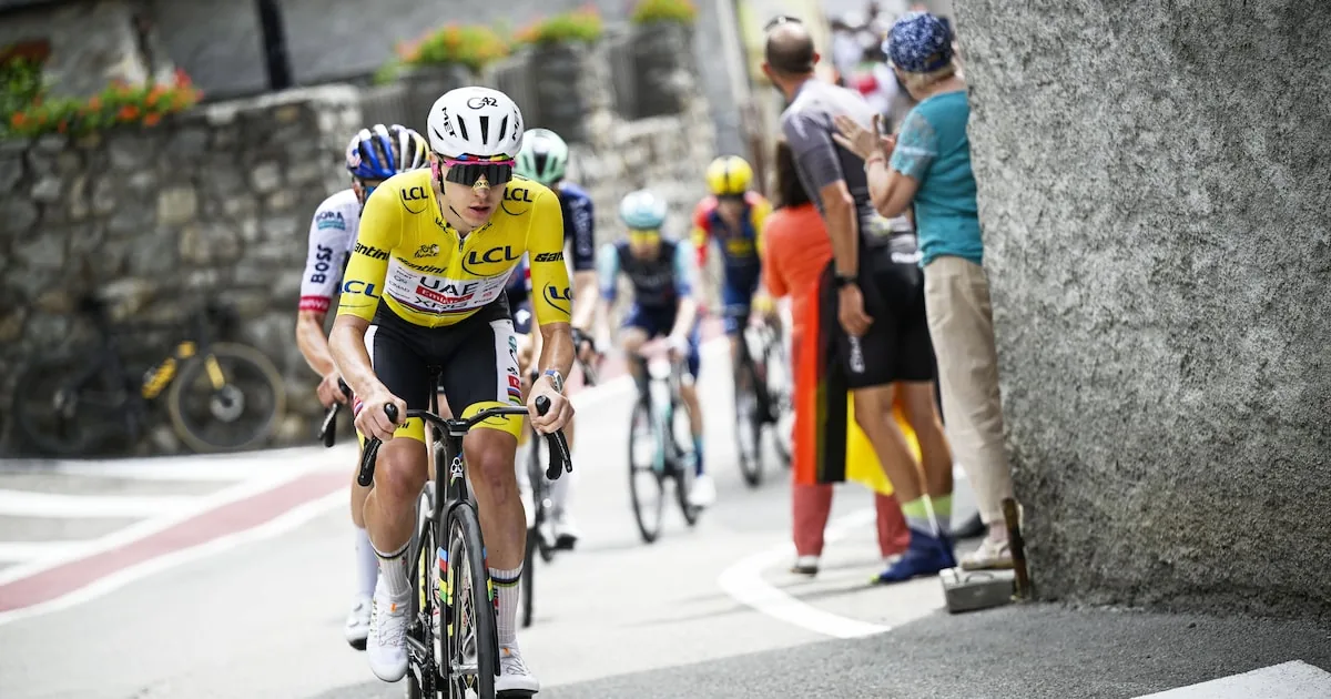 Kuss valt tweemaal en verliest ritzege op Alpe d’Huez, Carapaz neemt leiding
