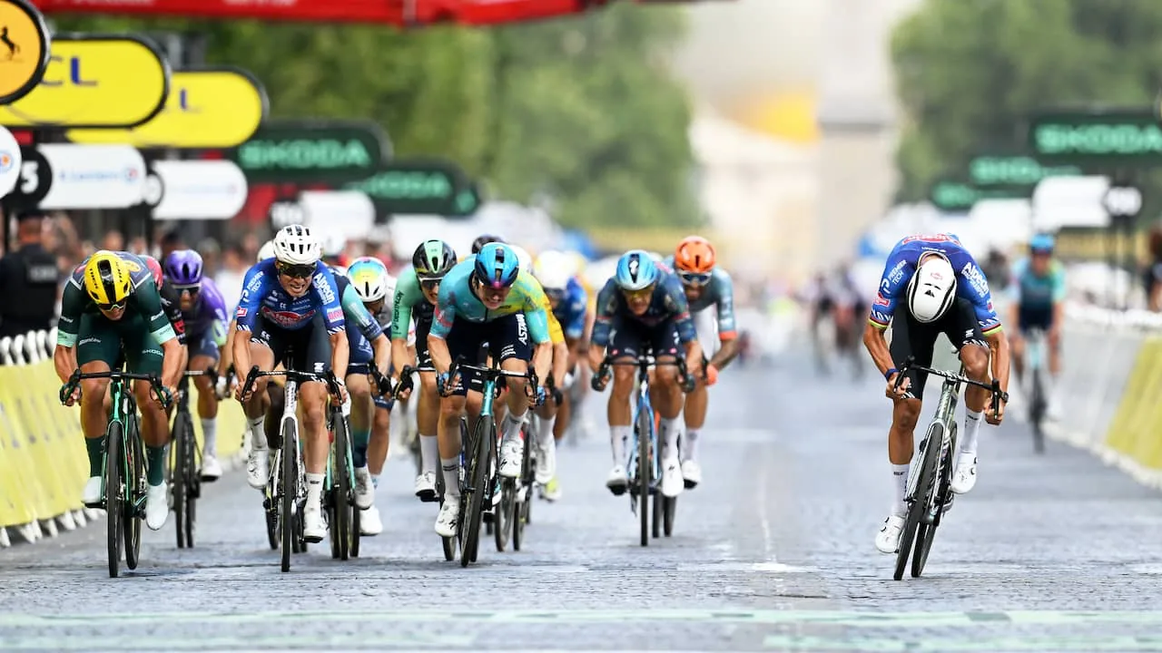 Van der Poel wint in Parijs na spannende ontknoping, Pogacar behaalt vijfde Tourzege