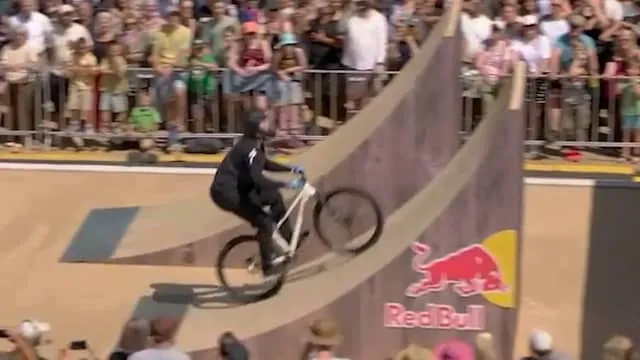 Baanwielrenner Hoogland doet backflip tijdens Red Bull-event in Groningen