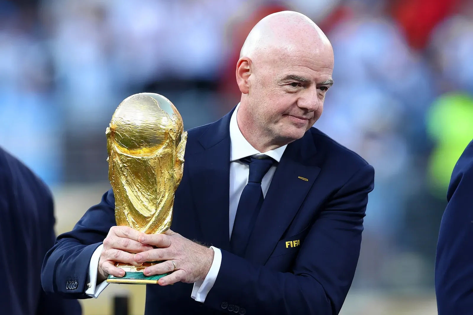 FIFA-baas Gianni Infantino met de WK-beker na de WK-finale tussen Spanje en Argentinië.Foto Chris Brunskill/Getty Images