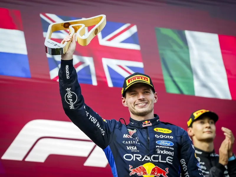 IJzersterke Max Verstappen komt net tekort voor eerste zege, George Russell houdt stand in meeslepende race