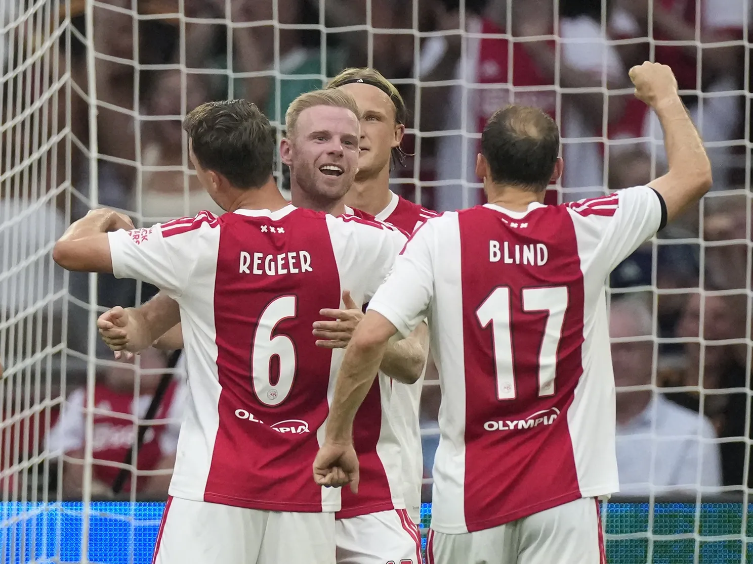 Klaassen krijgt de felicitaties na zijn treffer