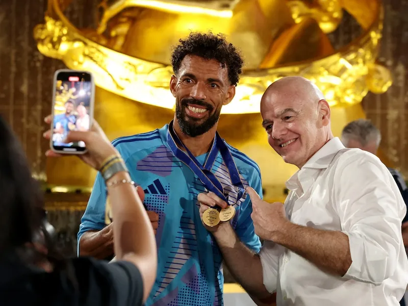 Kaapverdische keeper Vozinha (40) tussen Rodri, Messi, Mbappé en Haaland in sterrenteam WK
