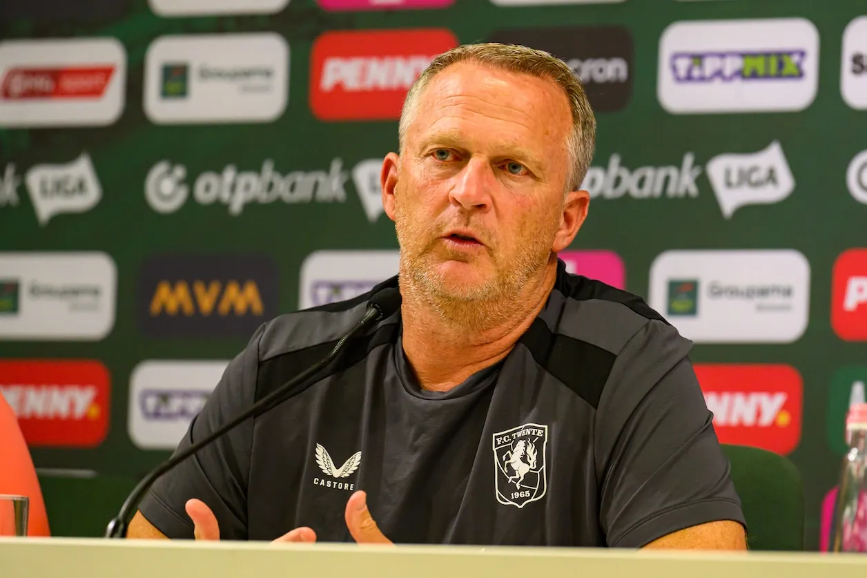 John van den Brom op de persconferentie, woensdagavond in Hongarije.© Pro Shots / Ron Jonker