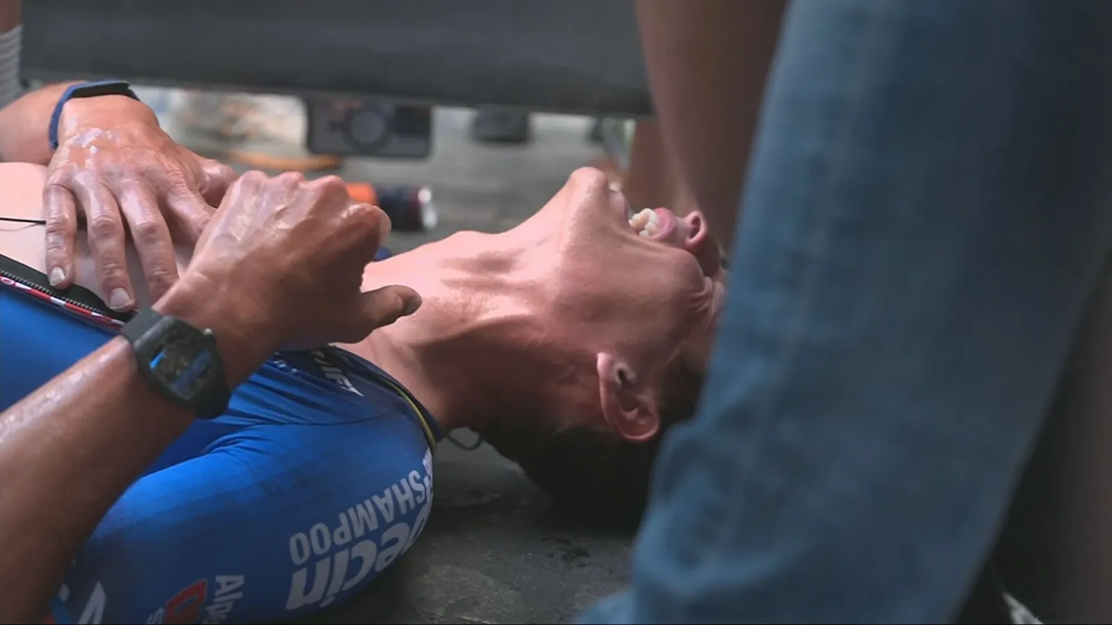 Mathieu van der Poel is helemaal kapot na de finish.