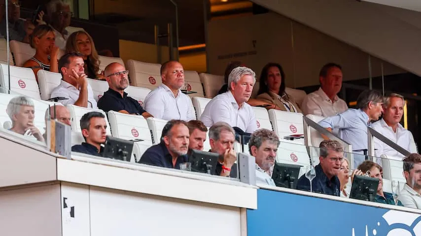 Peter Bosz naast de PSV-directeuren op de tribune in het Philips Stadion.Beeld: Pro Shots