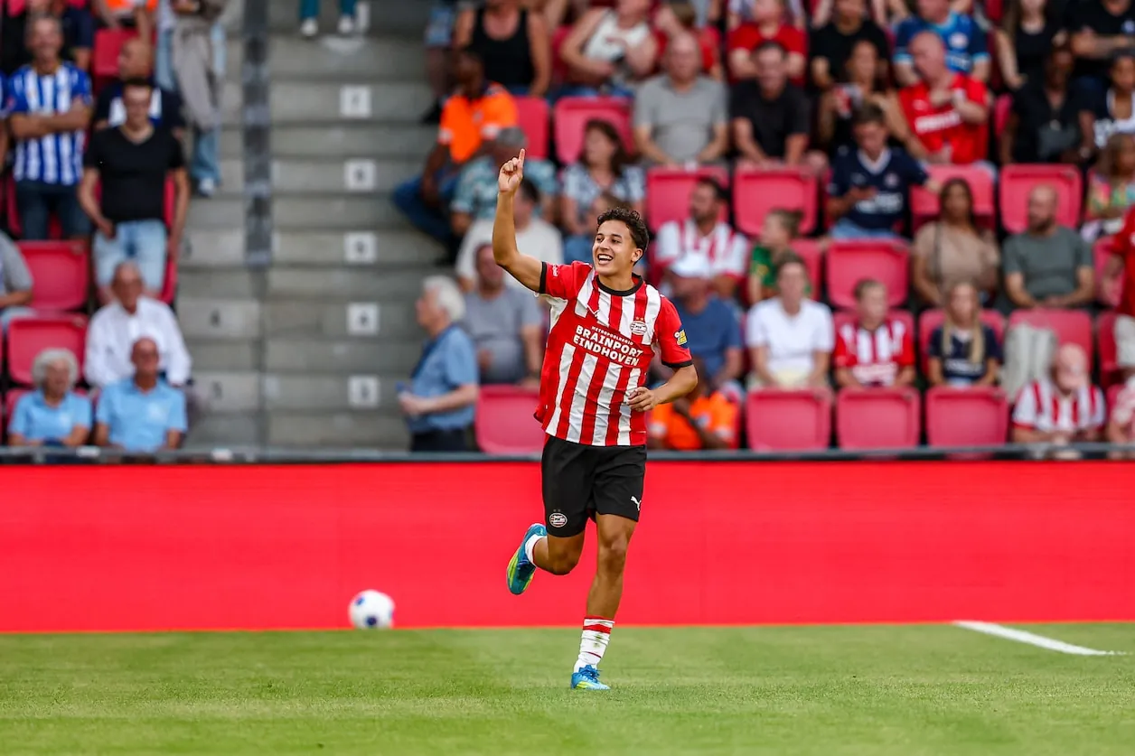 Amir Bouhamdi maakte de 1-0 voor PSV tegen FC Eindhoven. Hij viel daarna na een botsing met het hoofd van een tegenstander onfortuinlijk uit.© Pro Shots / Peter van Gogh