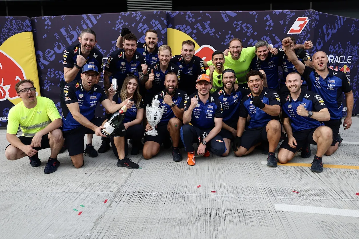 Max Verstappen viert zijn tweede plek met een deel van het team.© Getty Images