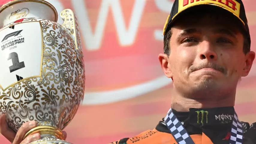 Lando Norris met de bijzondere Hongaarse overwinningsbeker.Beeld: Getty Images