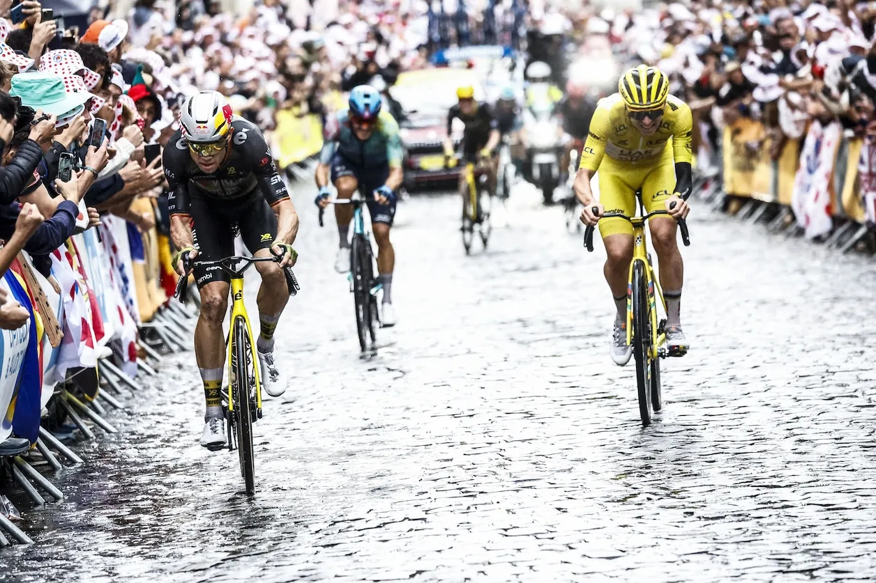 Wout van Aert en Tadej Pogacar op Montmartre tijdens de Tour van 2025.© BELGA