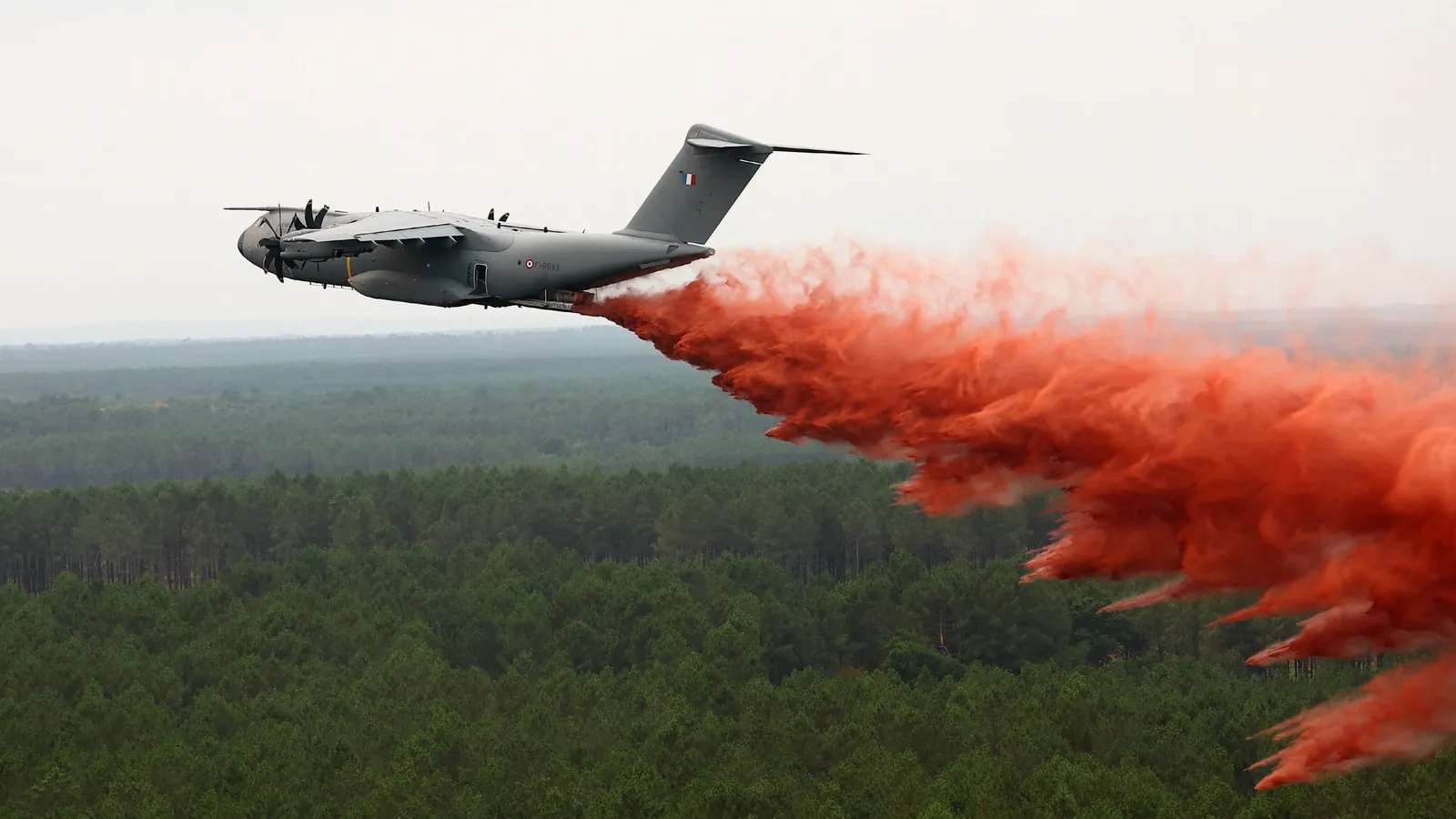 De Airbus A400M boven de bosbrand bij het Franse Lacanau