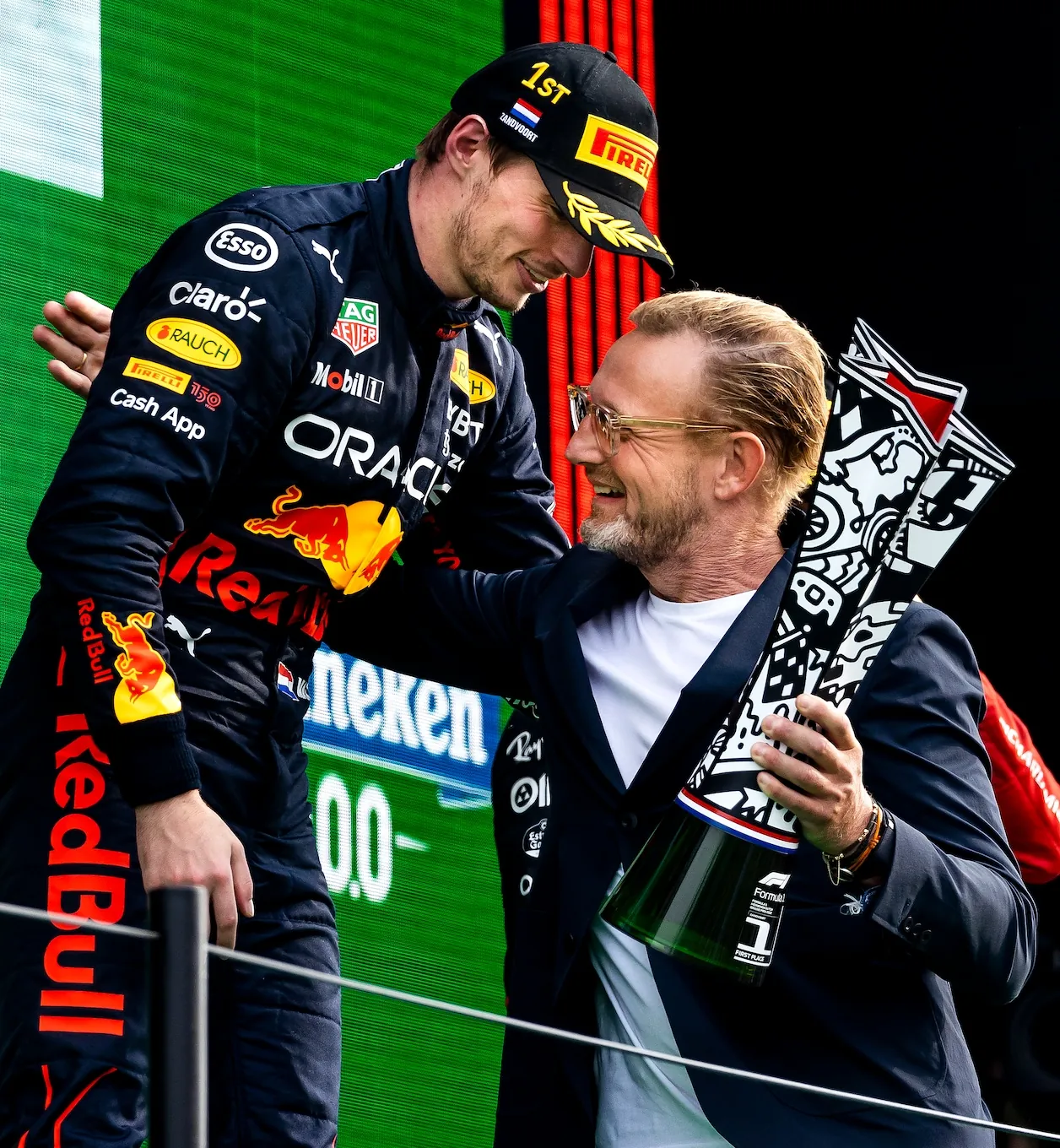 Max Verstappen met prins Bernhard op het podium na afloop van de F1 Grand Prix van Nederland in 2022.© ANP