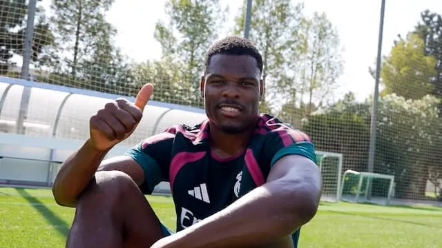Dumfries zet eerste stappen op het trainingsveld van Real Madrid