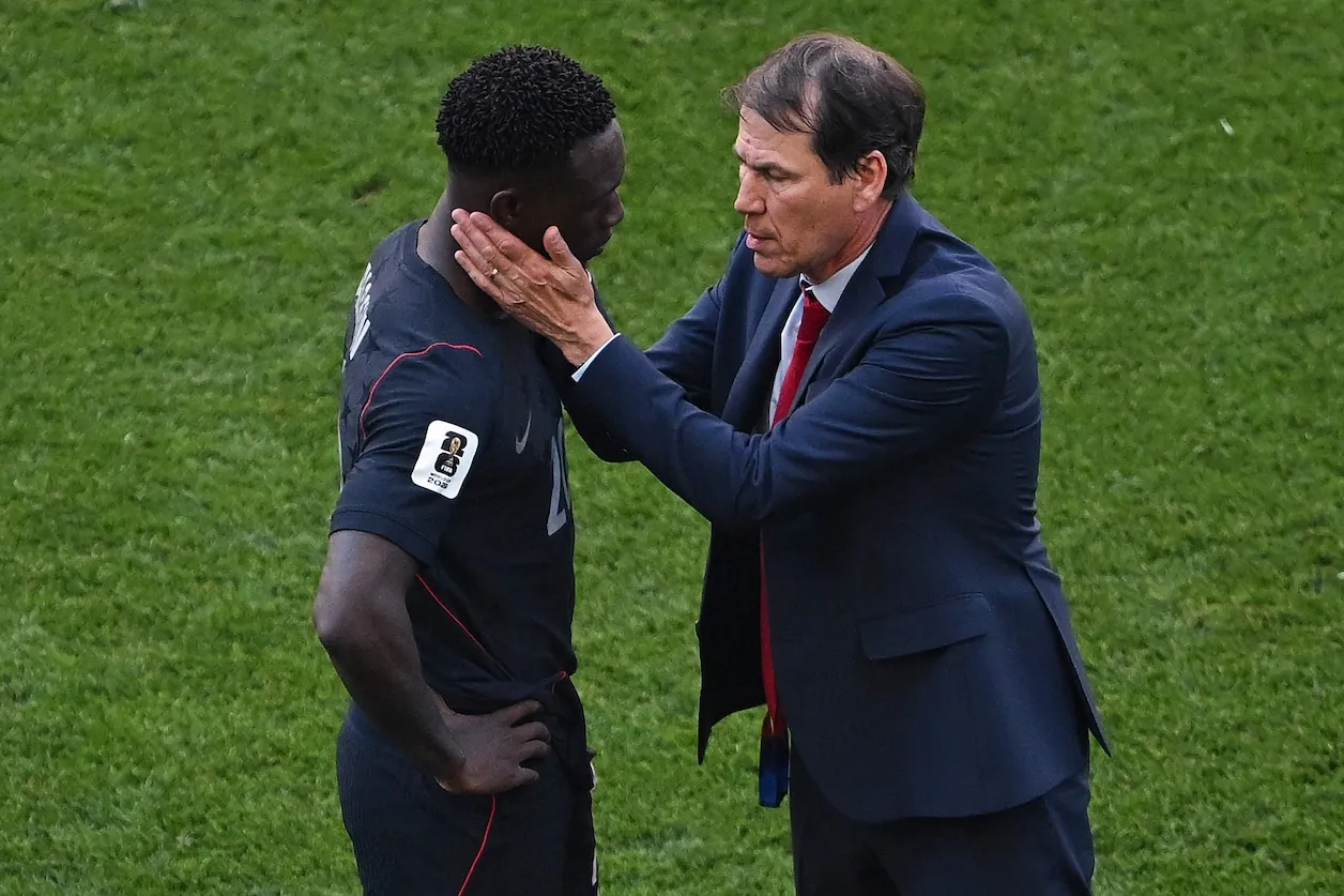 Beeld van het emotioneel onderonsje tussen de Amerikaanse speler Folarin Balogun met bondscoach Rudi Garcia. Zijn non-match tegen de Rode Duivels werd voorafgegaan door grote ophef.© Getty Images via AFP