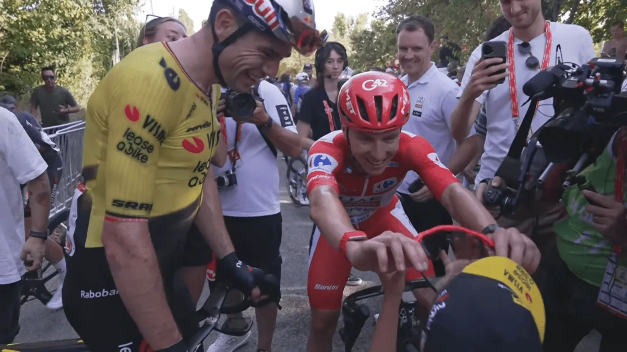 Pogacar schenkt fietsbril aan zoontje Van Aert na tactische keuze