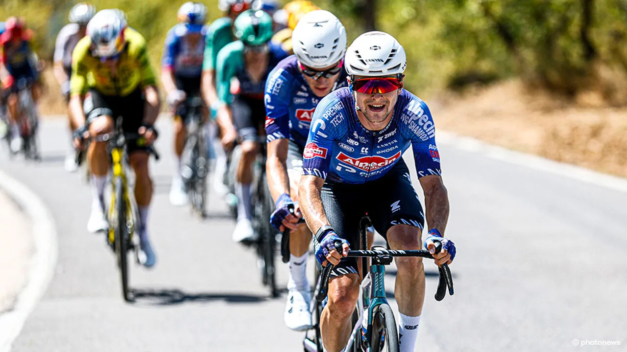 Leemreize en Van Aert in grote kopgroep in heuvelrit Vuelta