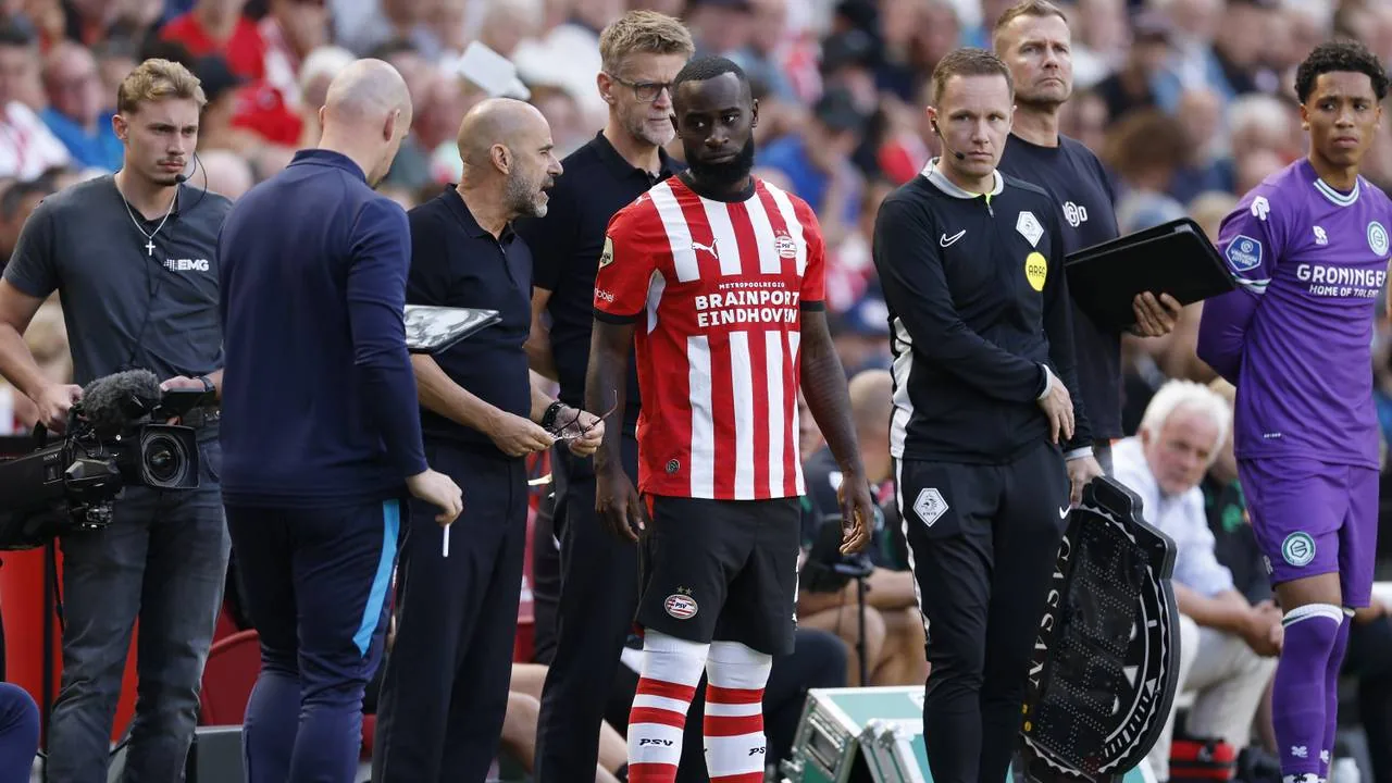 PSV verslaat FC Groningen, Van Bommel indrukwekkend na knieblessure
