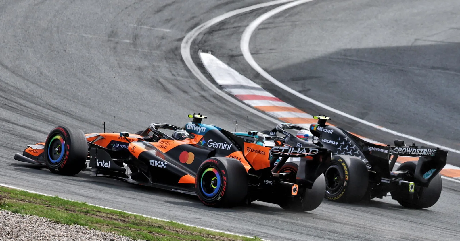 Norris wint laatste race in Zandvoort; Verstappen valt uit na crash