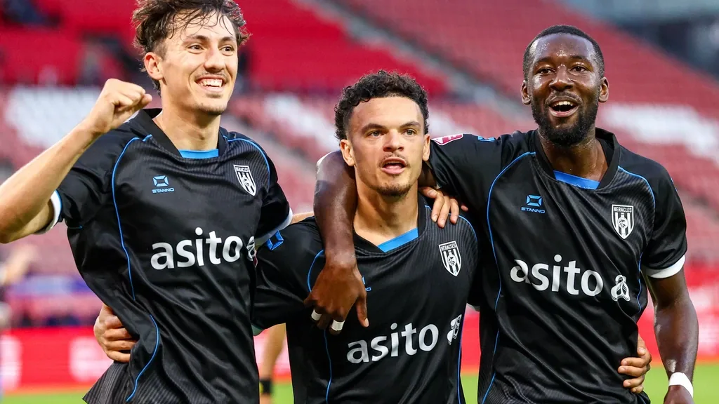 Heracles Almelo pakt koppositie eerste divisie na ruime zege op Jong FC Utrecht