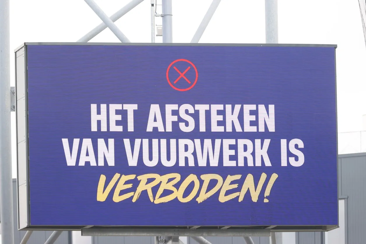 Op het stadionscherm staat de waarschuwing: ‘Het afsteken van vuurwerk is verboden’.© Pro Shots / Stanley Gontha