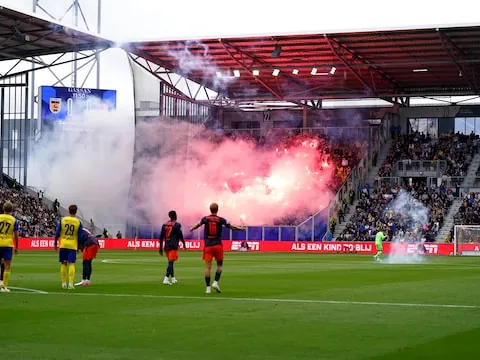 Vuurwerk bij Cambuur-Feyenoord. Doelman Tjark Ernst wordt bijna geraakt.