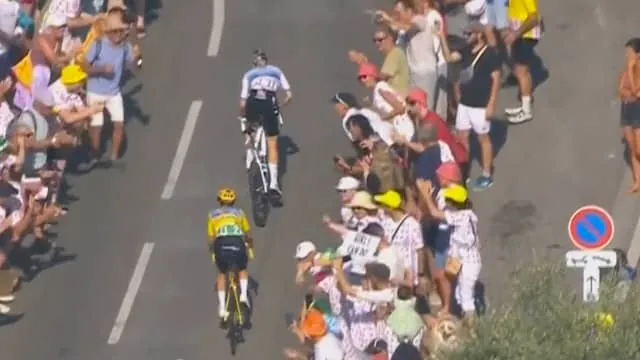 Vollering rijdt iedereen uit het wiel op slotklim en pakt geel en Tour-etappe