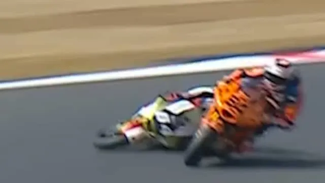 Van de Goorbergh en Aji raken elkaar en komen ten val in Moto2