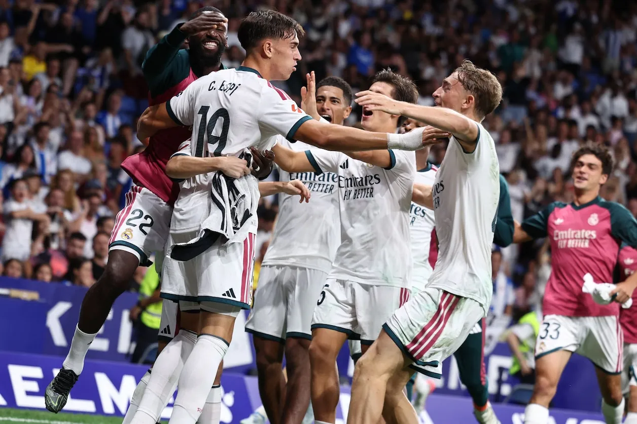 Spelers van Real Madrid vieren de winnende treffer op bezoek bij Espanyol (1-2).© AFP