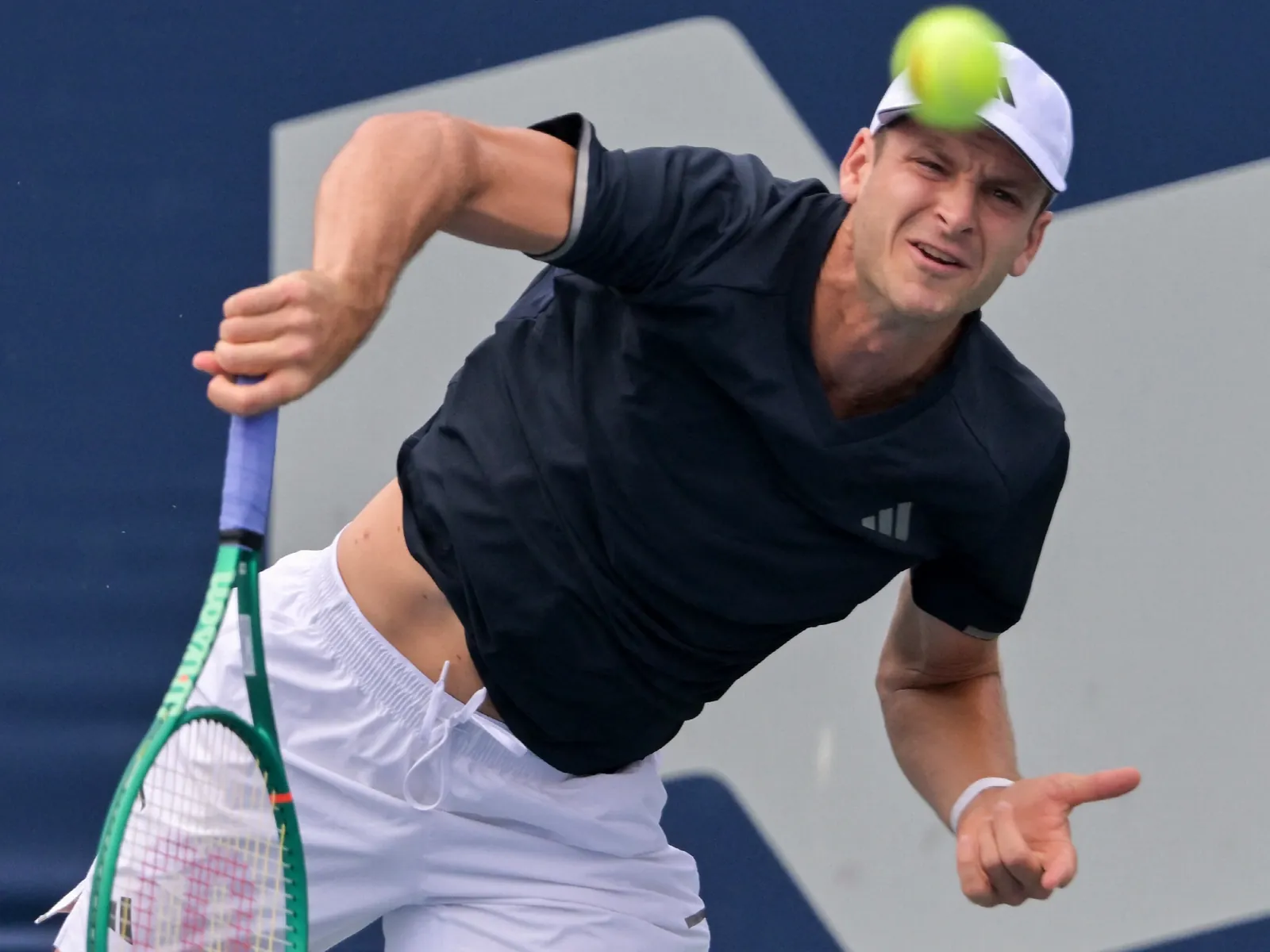 Hubert Hurkacz serveert in de wedstrijd