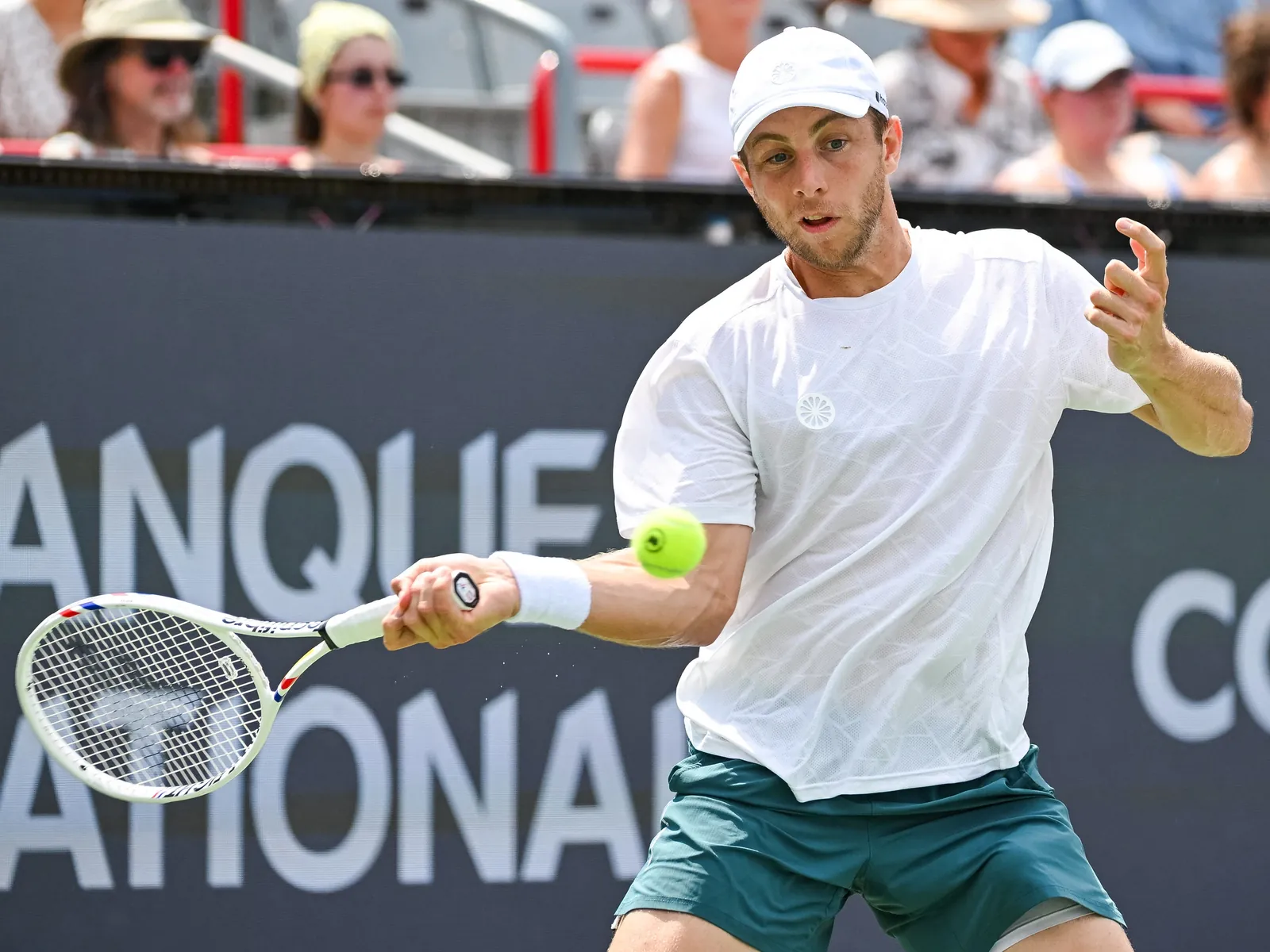 Griekspoor slaat een forehand in Montreal