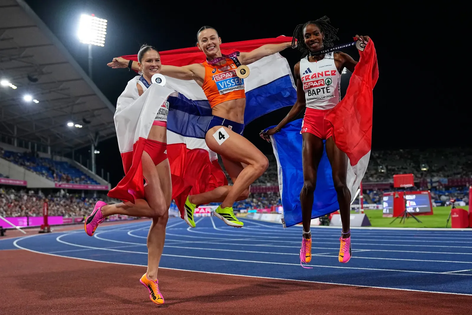 Nadine Visser viert haar gouden medaille.AP Photo/Petr David Josek