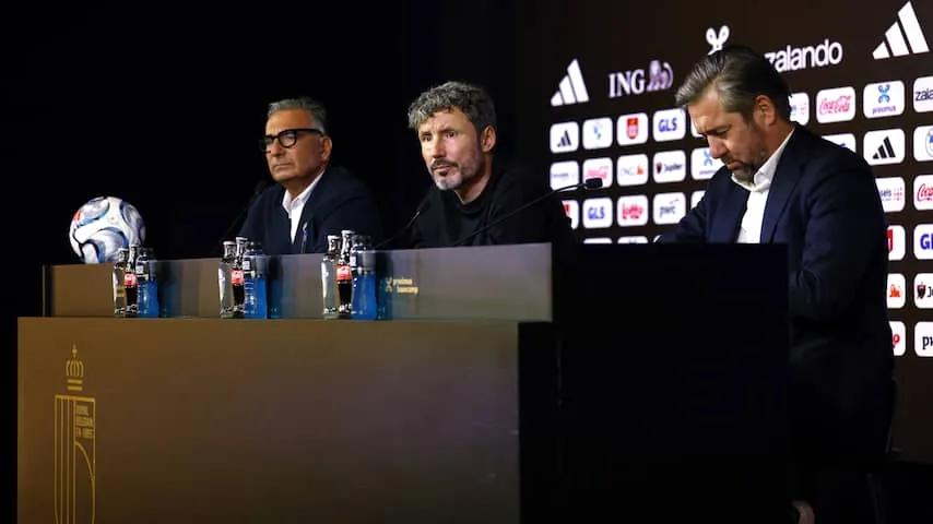 Van Bommel tijdens zijn presentatie. Mannaert zit rechts naast hem.Beeld: ANP