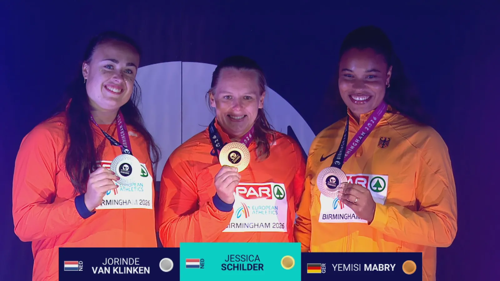 Jessica Schilder en Jorinde van Klinken bij de medailleceremonie buiten het stadion