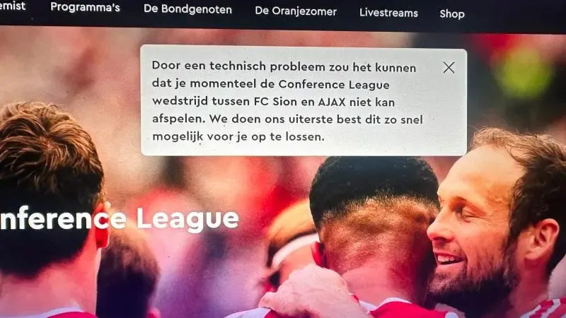 Een mededeling in het Nederlands laat de kijkers weten dat er door een technisch probleem geen livestream beschikbaar is van de Conference League-wedstrijd tussen FC Sion en Ajax, en dat er alles aan wordt gedaan om dit snel op te lossen. Op de achtergron