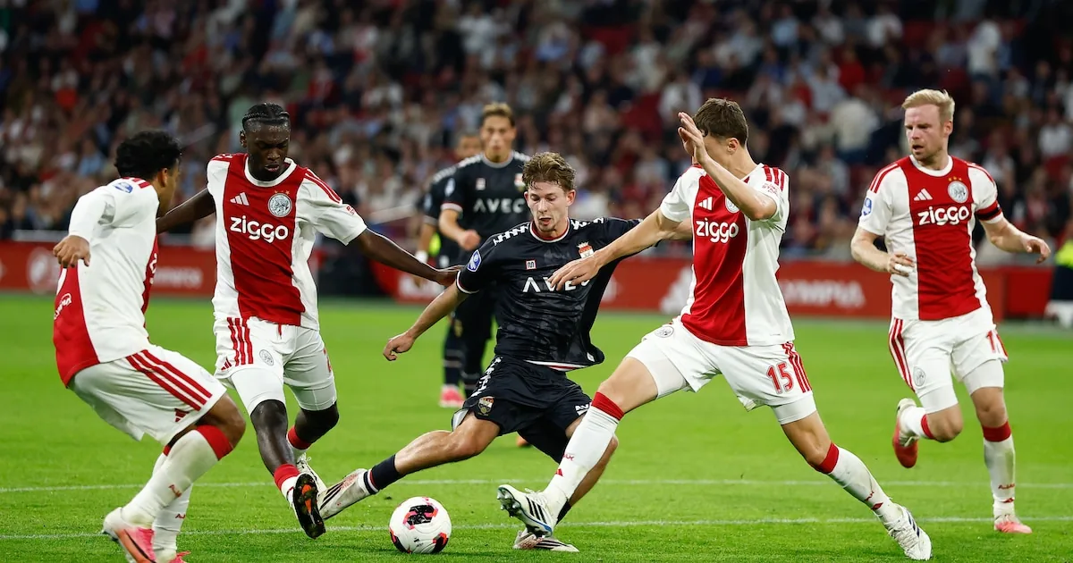 Ajax verslaat Willem II met 5-1 na late doelpunten voor rust