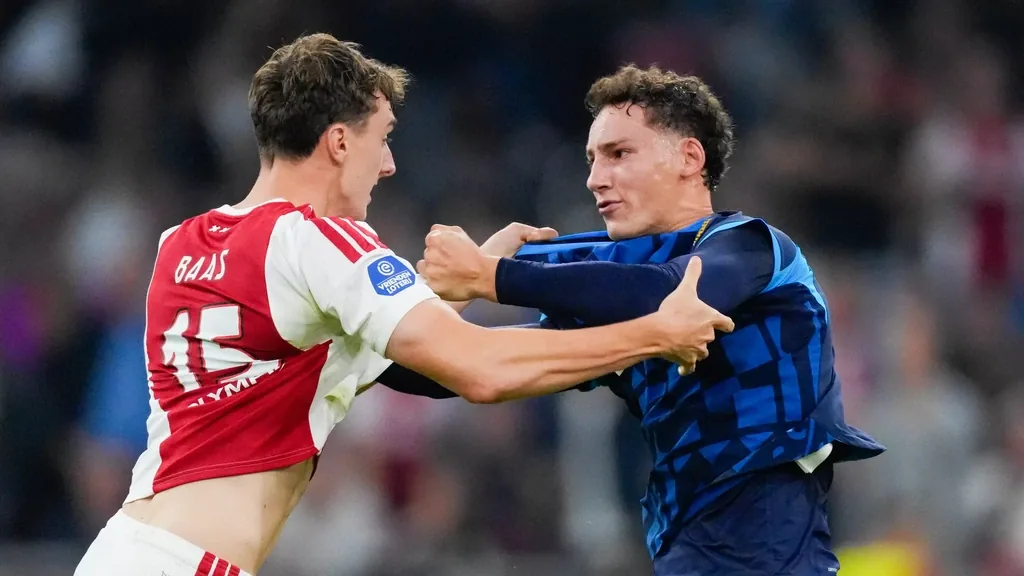 PSV verslaat Ajax in Amsterdamse topper met 1-3