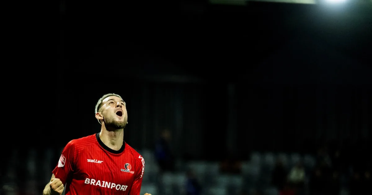Helmond Sport behaalt eerste seizoenszege na late treffers Lenaerts tegen VVV